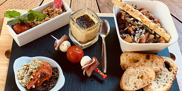 Le restaurant Les Marronniers à Lamalou-les-Bains propose des tapas maison à déguster en terrasse avec les beaux jours. Le restaurant Les Marronniers à Lamalou-les-Bains propose des tapas maison à déguster en terrasse avec les beaux jours.