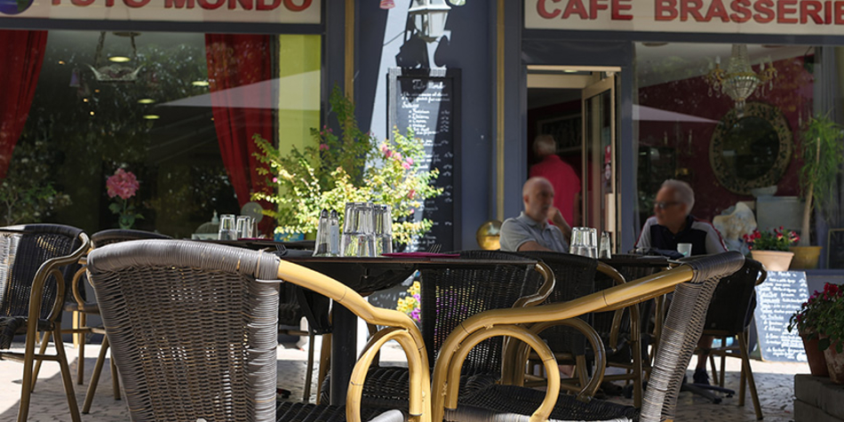Tuto Mondo Béziers est un bar-restaurant en centre-ville qui propose une cuisine traditionnelle faite maison, avec des tables en terrasse. (® SAAM-fabrice Chort)